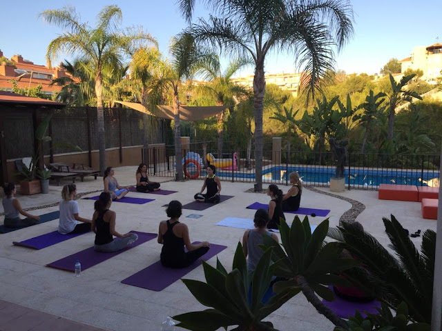 Grupo de yoga meditando junto a Pilar